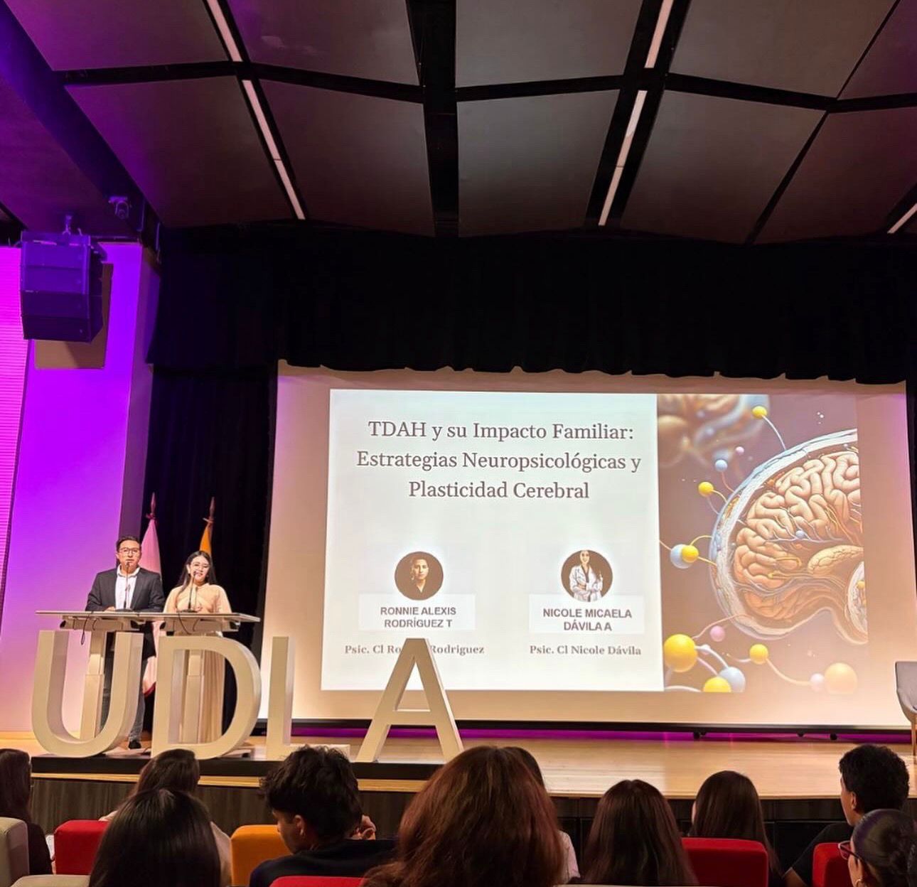 Dra. Nicole M. Dávila exponiendo ante el auditorio en la UDLA