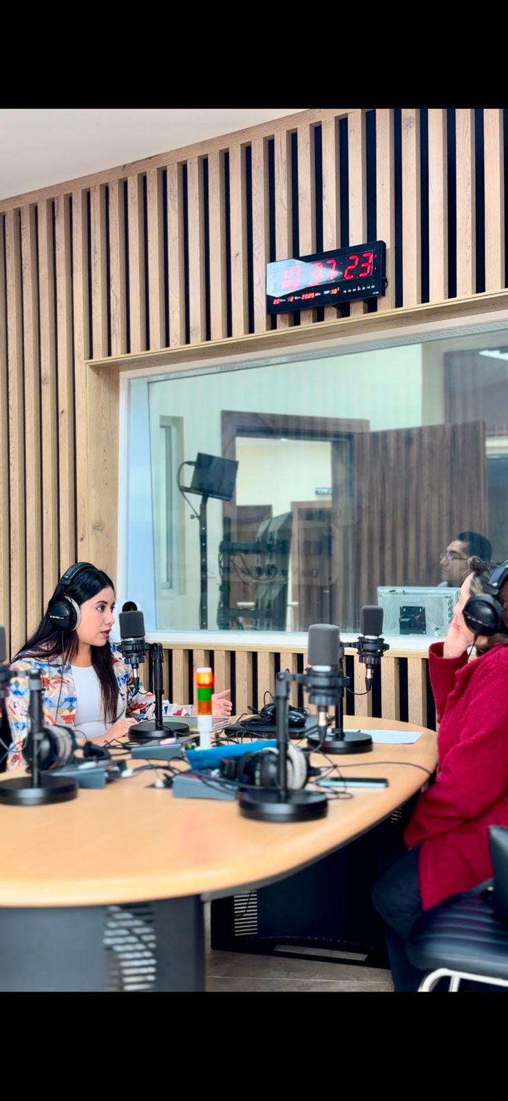 Dra. Nicole M. Dávila en entrevista de radio sobre salud mental