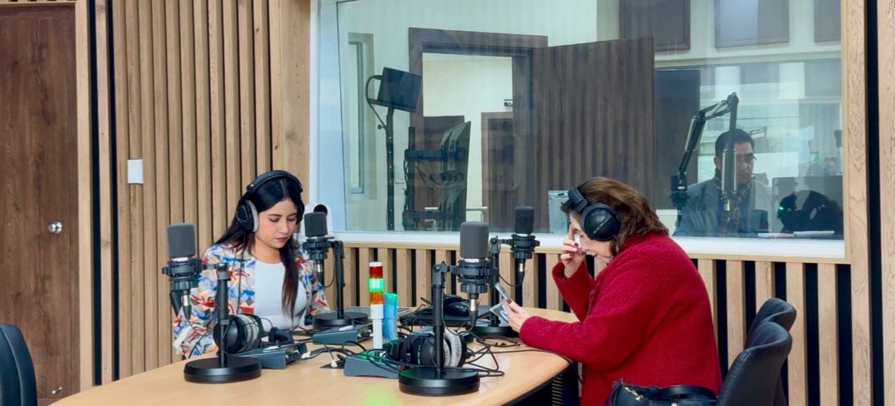 Dra. Nicole M. Dávila durante una entrevista en cabina de radio